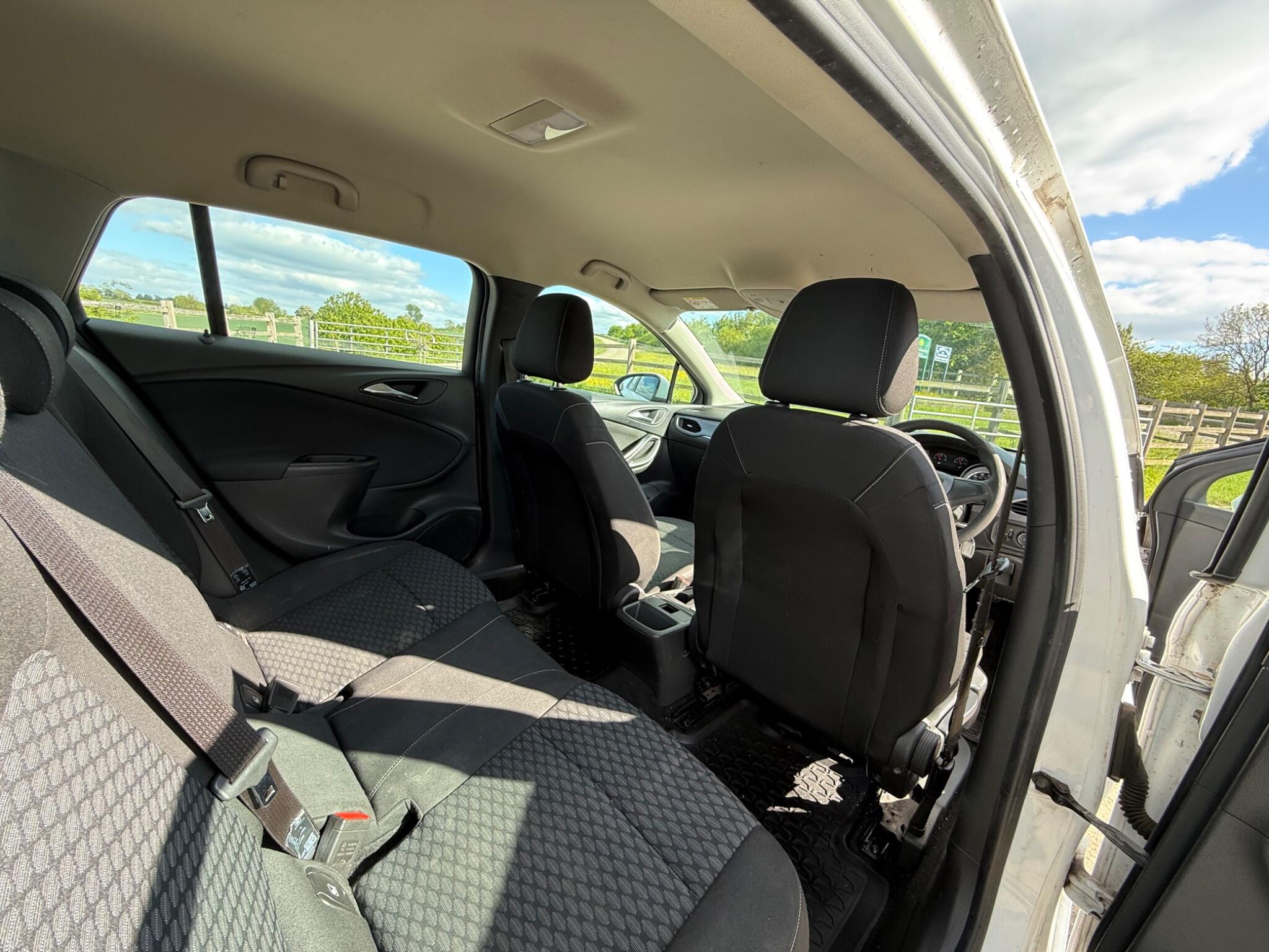 Vauxhall Astra 1.6 CDTi Tech Line Sports Tourer Euro 6 (s/s) 5dr — photo 92 of 104